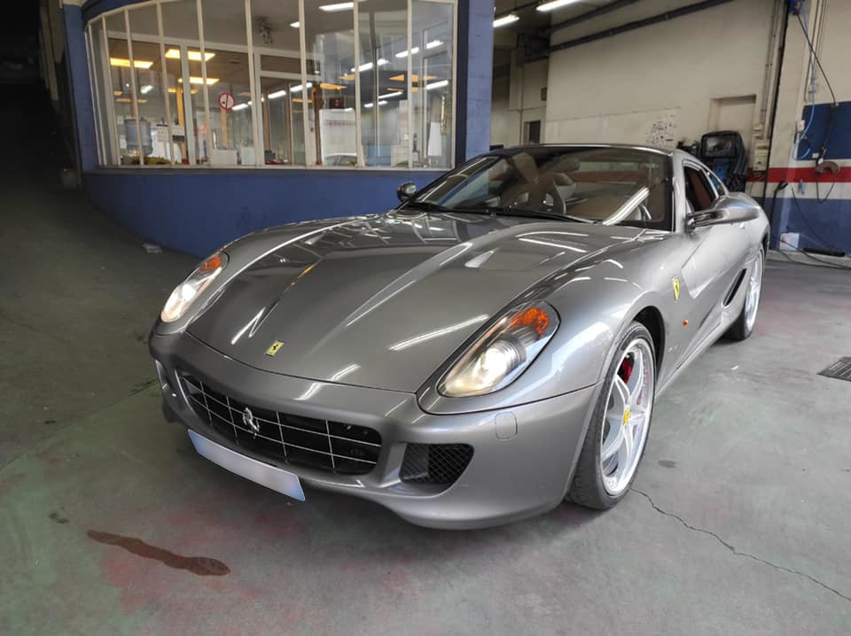 Ferrari 599 Vue avant gauche contrôlée au 