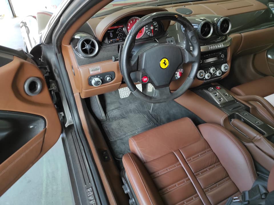 Ferrari 599 Vue intérieur contrôlée au 