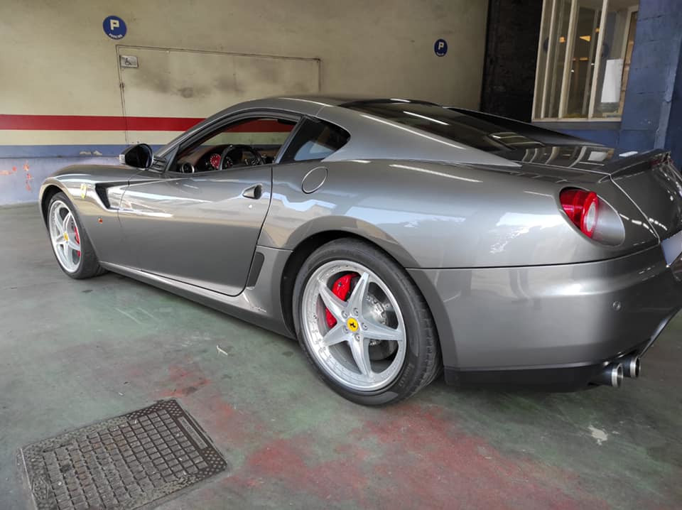 Ferrari 599 Vue côté gauche contrôlée au 