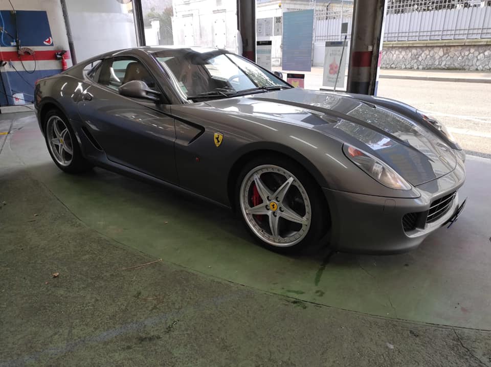 Ferrari 599 Vue côté droit contrôlée au 