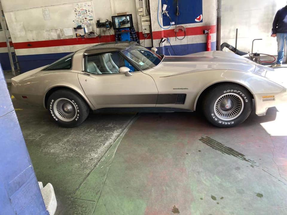 Corvette C3 Vue droite contrôlée au Votre centre de contrôle technique automobile, camping cars et utilitaires jusqu'à 3.5 T situé dans le centre d'Angers rue Volney. Déposez votre véhicule dans notre parking couvert, rencontrez nos 4 contrôleurs souriants qui vous accueillent depuis plus de dix ans avec ou sans rendez-vous.