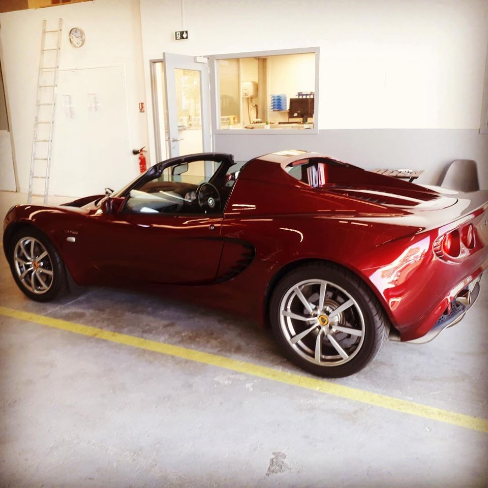 Lotus Elise Vue profil contrôlée au Votre centre de contrôle technique automobile, camping cars et utilitaires jusqu'à 3.5 T situé dans le centre d'Angers rue Volney. Déposez votre véhicule dans notre parking couvert, rencontrez nos 4 contrôleurs souriants qui vous accueillent depuis plus de dix ans avec ou sans rendez-vous.