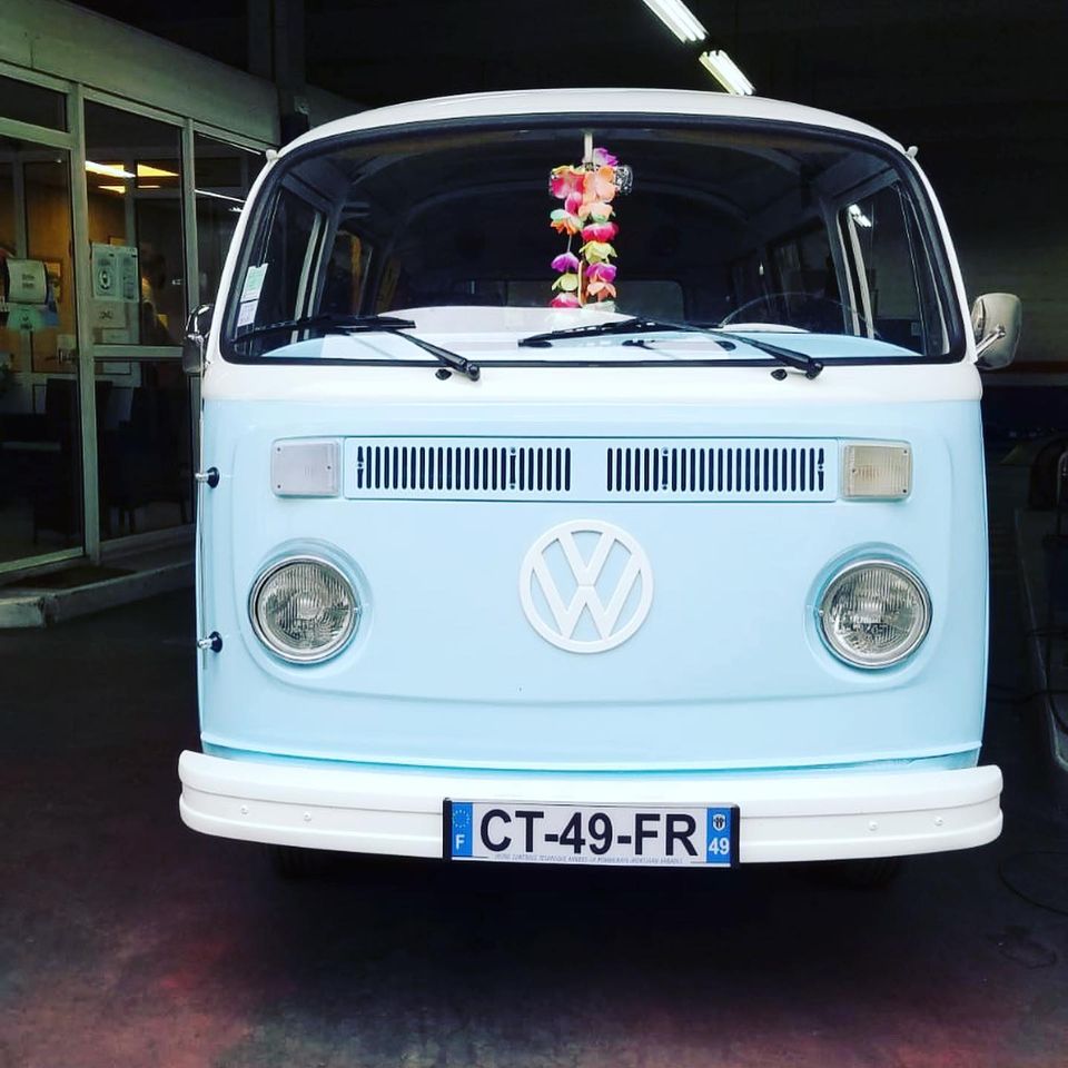 Volkswagen combi Type 2 de 1975 Vue de face contrôlée au Votre centre de contrôle technique automobile, camping cars et utilitaires jusqu'à 3.5 T situé dans le centre d'Angers rue Volney. Déposez votre véhicule dans notre parking couvert, rencontrez nos 4 contrôleurs souriants qui vous accueillent depuis plus de dix ans avec ou sans rendez-vous.