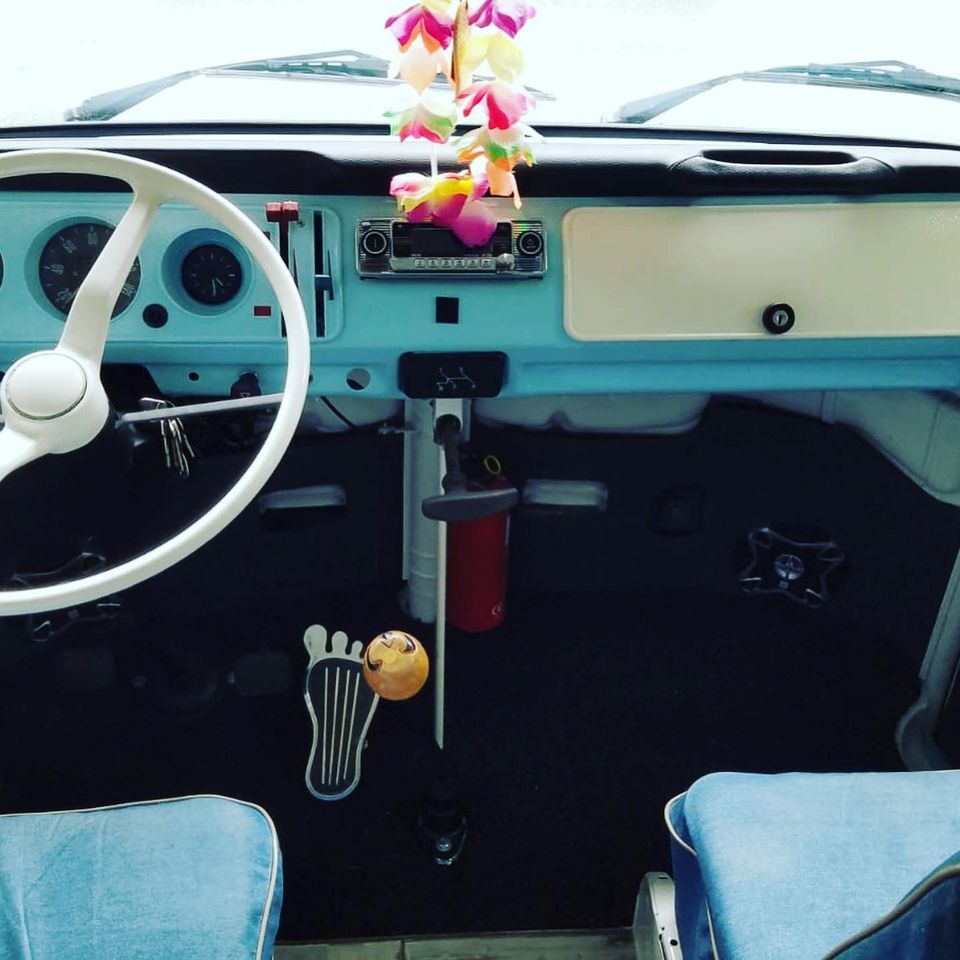 Volkswagen combi Type 2 de 1975 Vue tableau de bord contrôlée au Votre centre de contrôle technique automobile, camping cars et utilitaires jusqu'à 3.5 T situé dans le centre d'Angers rue Volney. Déposez votre véhicule dans notre parking couvert, rencontrez nos 4 contrôleurs souriants qui vous accueillent depuis plus de dix ans avec ou sans rendez-vous.