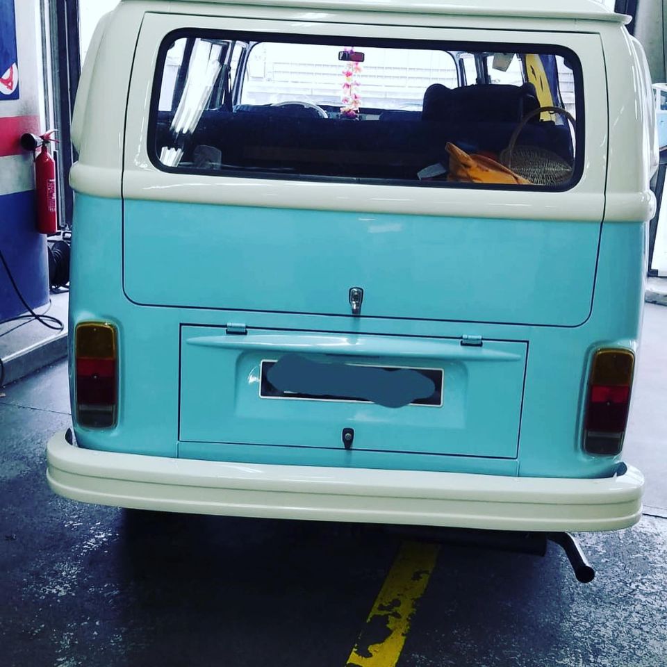 Volkswagen combi Type 2 de 1975 Vue de derrière contrôlée au Votre centre de contrôle technique automobile, camping cars et utilitaires jusqu'à 3.5 T situé dans le centre d'Angers rue Volney. Déposez votre véhicule dans notre parking couvert, rencontrez nos 4 contrôleurs souriants qui vous accueillent depuis plus de dix ans avec ou sans rendez-vous.