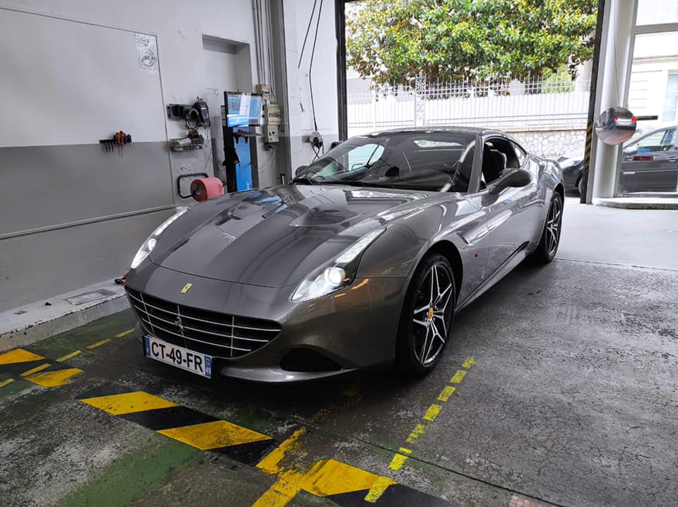 Ferrari California 2015 Vue avant gauche contrôlée au Votre centre de contrôle technique automobile, camping cars et utilitaires jusqu'à 3.5 T situé dans le centre d'Angers rue Volney. Déposez votre véhicule dans notre parking couvert, rencontrez nos 4 contrôleurs souriants qui vous accueillent depuis plus de dix ans avec ou sans rendez-vous.