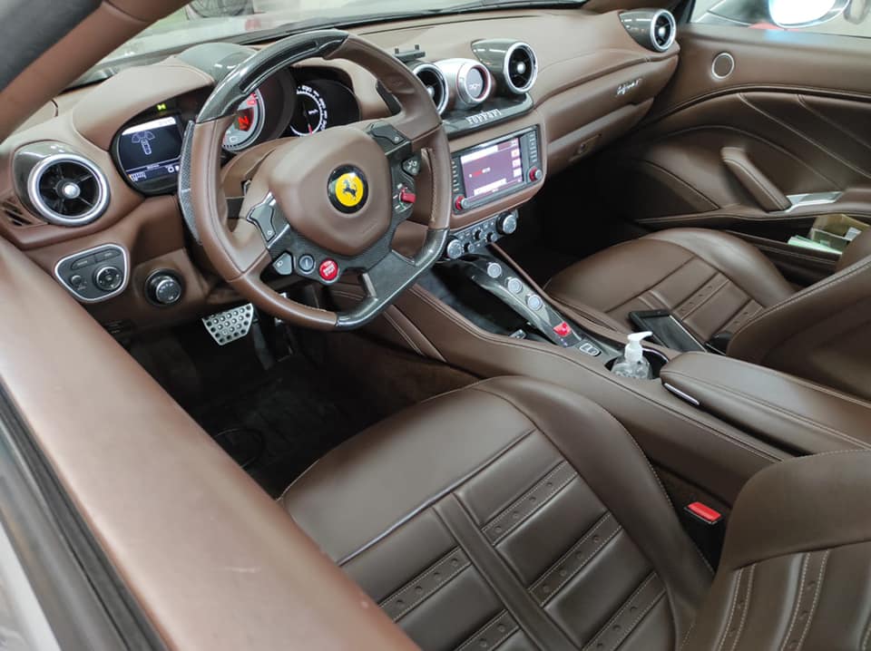 Ferrari California 2015 Vue intérieur contrôlée au Votre centre de contrôle technique automobile, camping cars et utilitaires jusqu'à 3.5 T situé dans le centre d'Angers rue Volney. Déposez votre véhicule dans notre parking couvert, rencontrez nos 4 contrôleurs souriants qui vous accueillent depuis plus de dix ans avec ou sans rendez-vous.