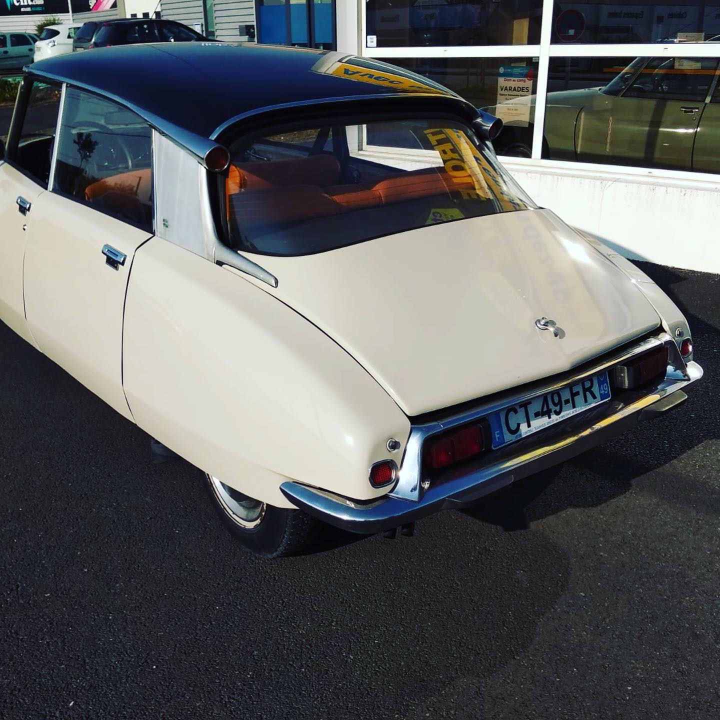 Citroëne DS 1972 Vue arrière gauche contrôlée au 