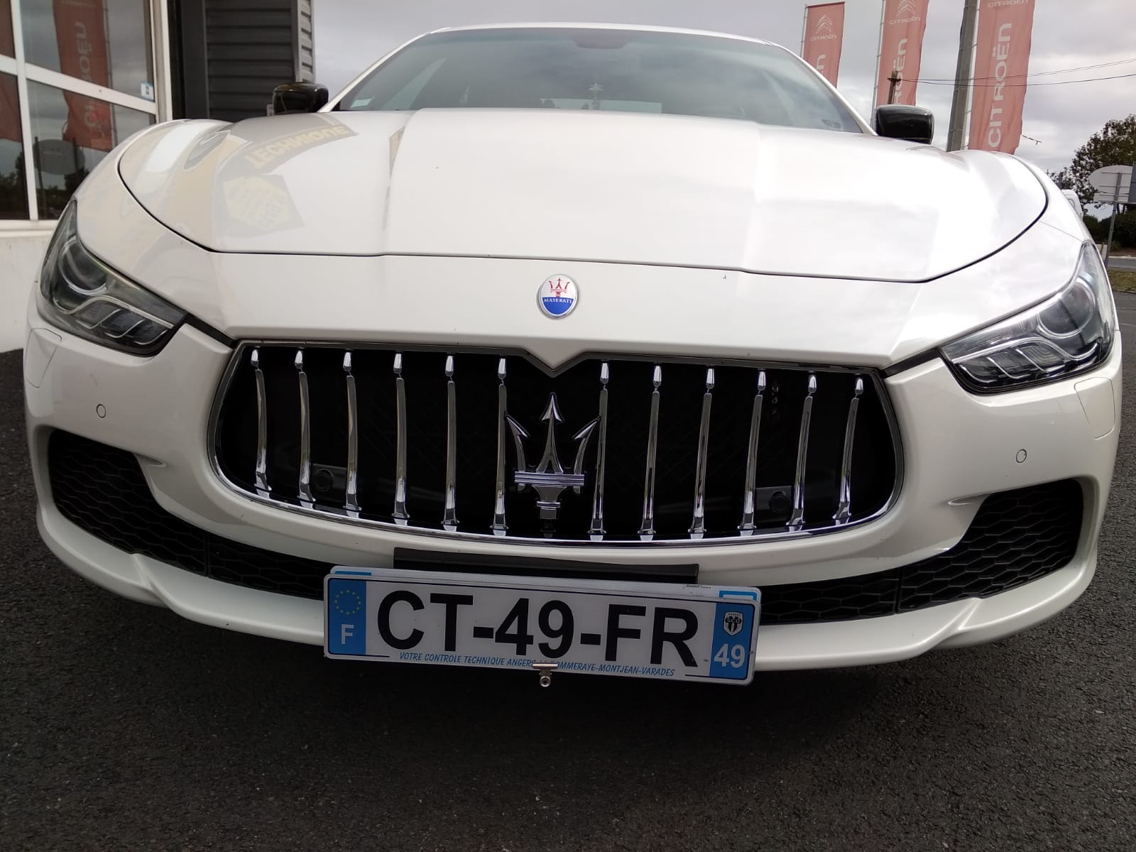 Maserati Ghibli S Vue face contrôlée au 