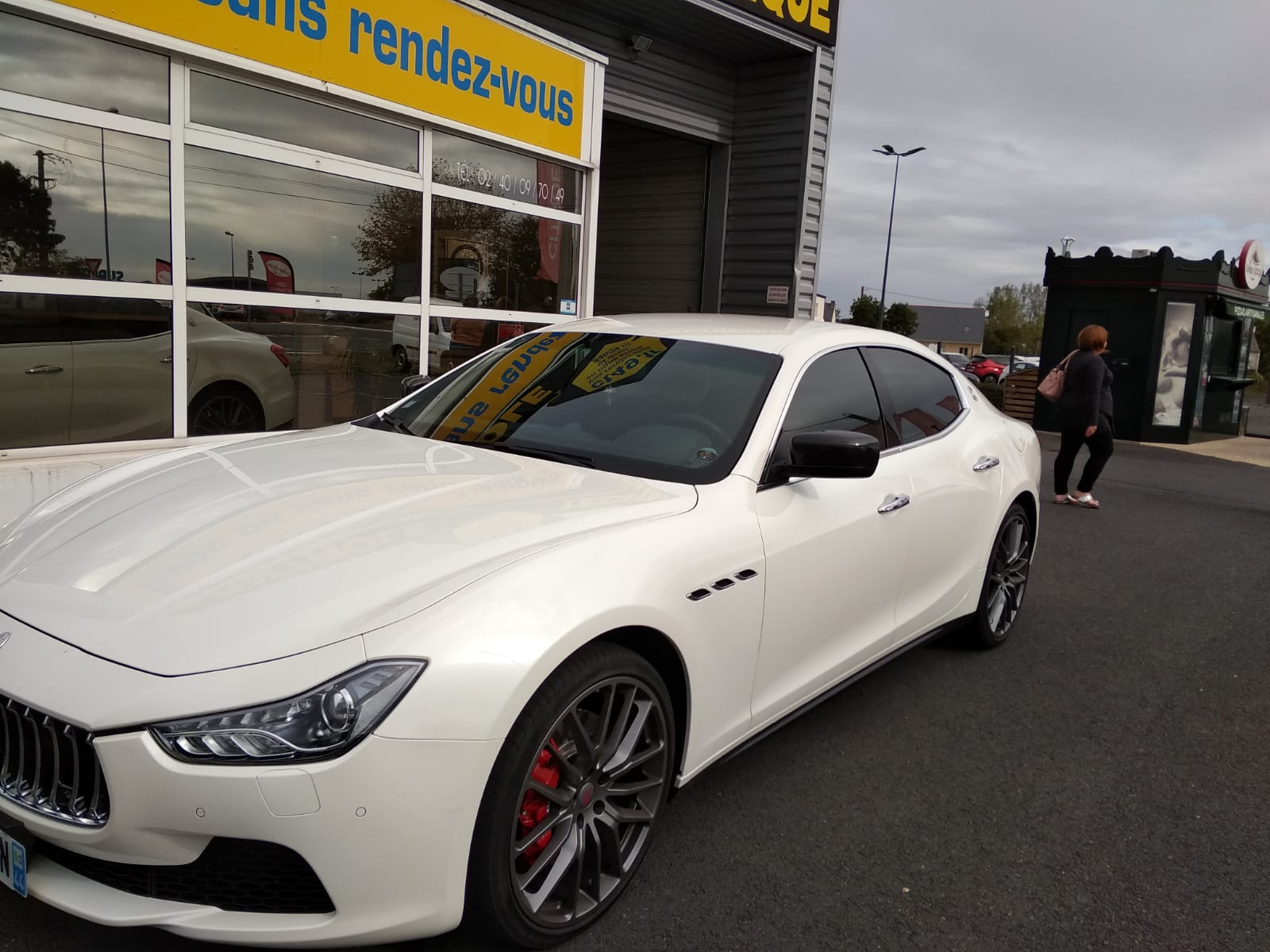 Maserati Ghibli S Vue profil contrôlée au 