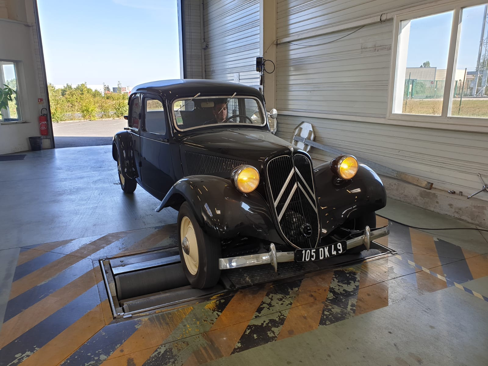 Fancar CT49 :  Citroën Traction Avant au contrôle technique de La Pommeraye ZA le Tranchet à La Pommeraye.