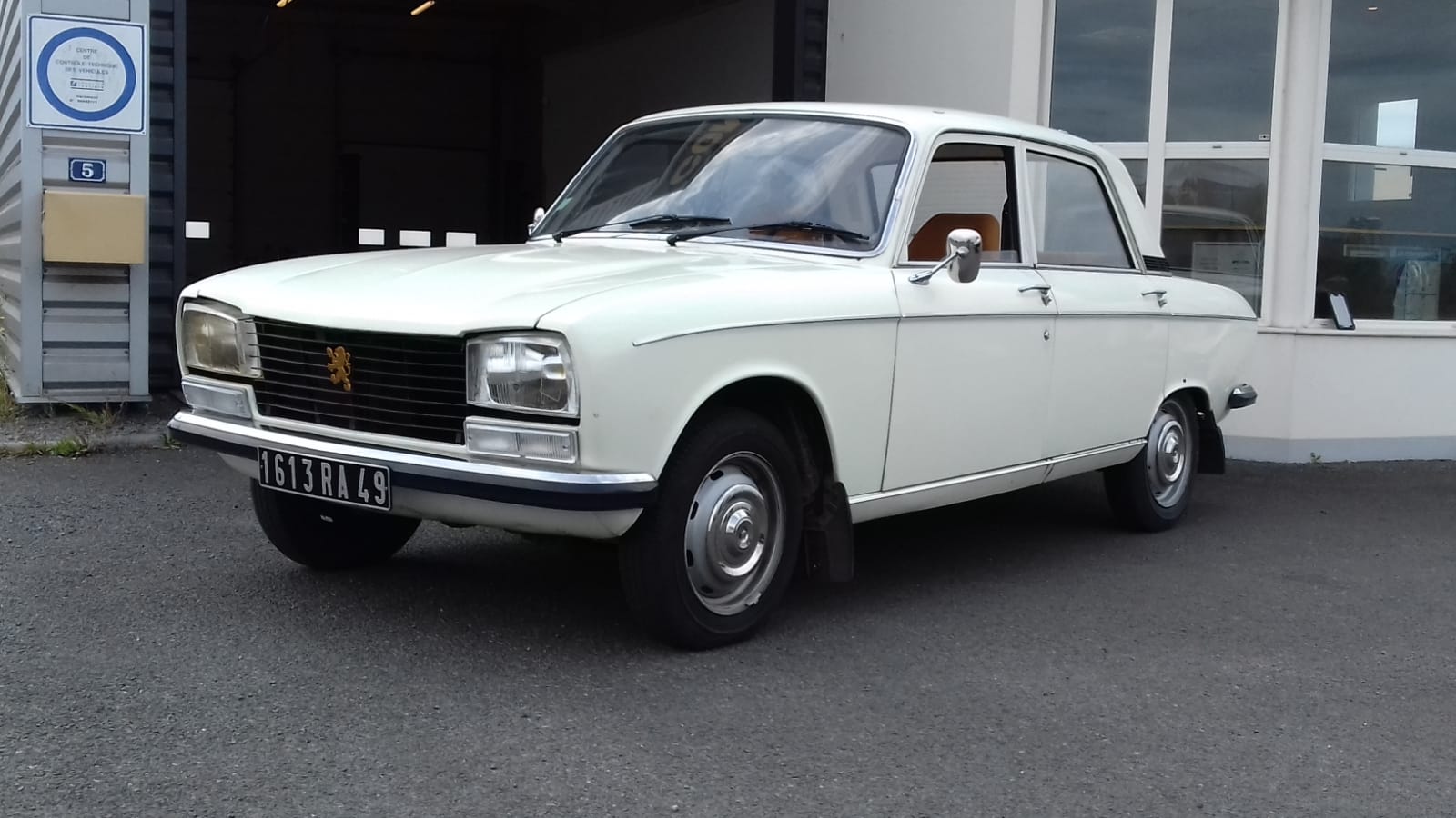 Fancar CT49 :  Peugeot 304 de 1976 au contrôle technique de La Pommeraye ZA le Tranchet à La Pommeraye.