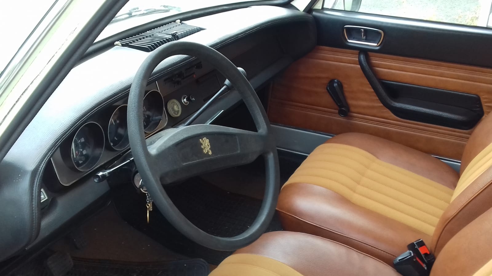 Peugeot 304 de 1976 Vue intérieur et tableau de bord contrôlée au 