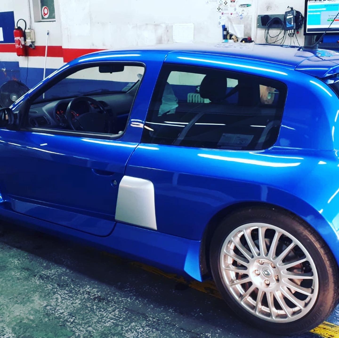 Clio V6 Vue côté arrière gauche contrôlée au Votre centre de contrôle technique automobile, camping cars et utilitaires jusqu'à 3.5 T situé dans le centre d'Angers rue Volney. Déposez votre véhicule dans notre parking couvert, rencontrez nos 4 contrôleurs souriants qui vous accueillent depuis plus de dix ans avec ou sans rendez-vous.