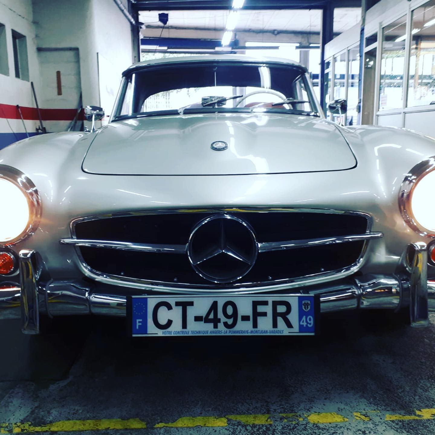 Mercedes Benz 190SL Vue de face contrôlée au Votre centre de contrôle technique automobile, camping cars et utilitaires jusqu'à 3.5 T situé dans le centre d'Angers rue Volney. Déposez votre véhicule dans notre parking couvert, rencontrez nos 4 contrôleurs souriants qui vous accueillent depuis plus de dix ans avec ou sans rendez-vous.