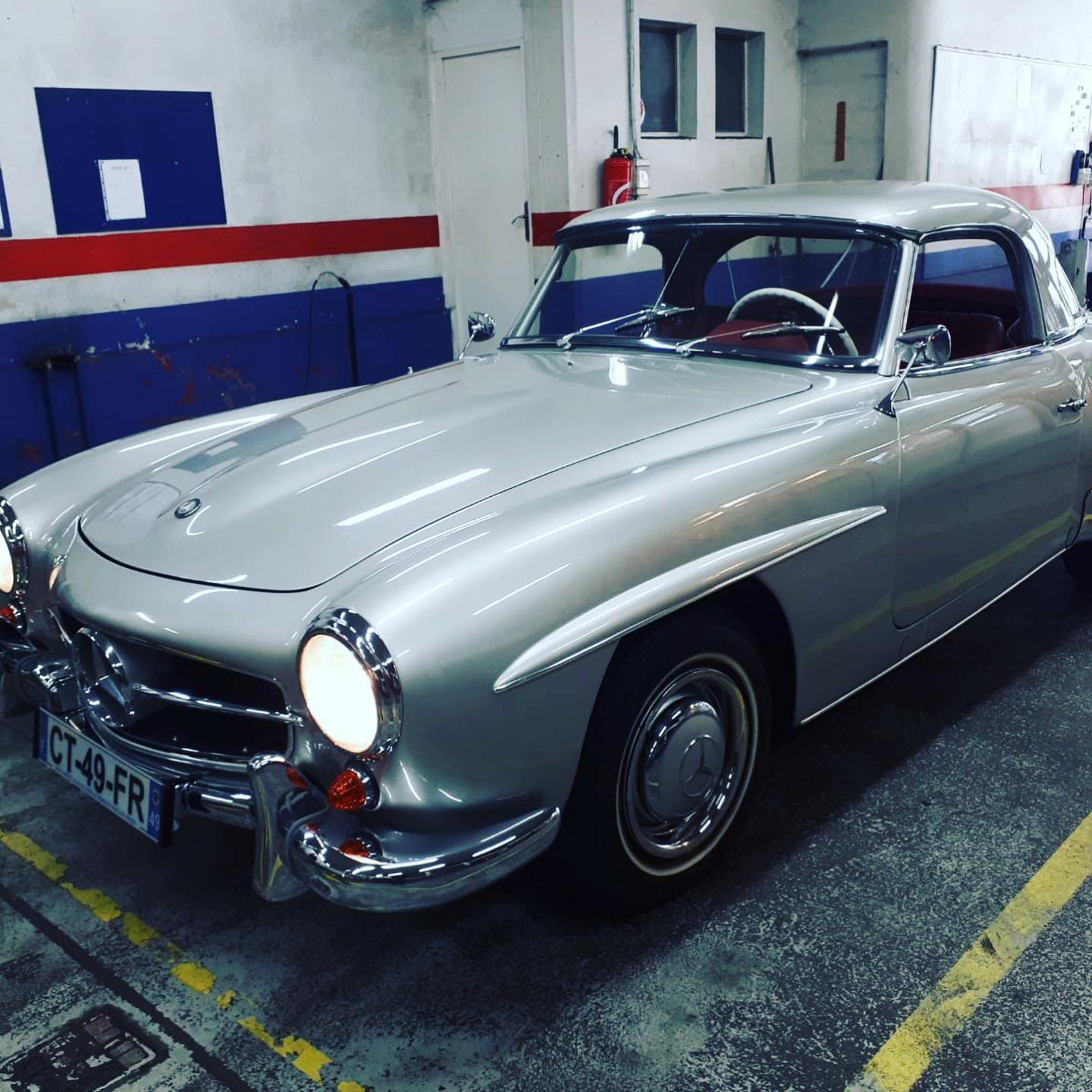 Mercedes Benz 190SL Vue de profil avant contrôlée au Votre centre de contrôle technique automobile, camping cars et utilitaires jusqu'à 3.5 T situé dans le centre d'Angers rue Volney. Déposez votre véhicule dans notre parking couvert, rencontrez nos 4 contrôleurs souriants qui vous accueillent depuis plus de dix ans avec ou sans rendez-vous.