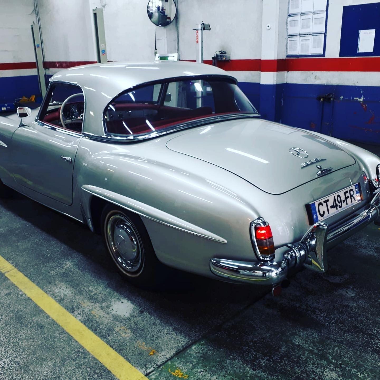 Mercedes Benz 190SL Vue de profil arrière contrôlée au Votre centre de contrôle technique automobile, camping cars et utilitaires jusqu'à 3.5 T situé dans le centre d'Angers rue Volney. Déposez votre véhicule dans notre parking couvert, rencontrez nos 4 contrôleurs souriants qui vous accueillent depuis plus de dix ans avec ou sans rendez-vous.