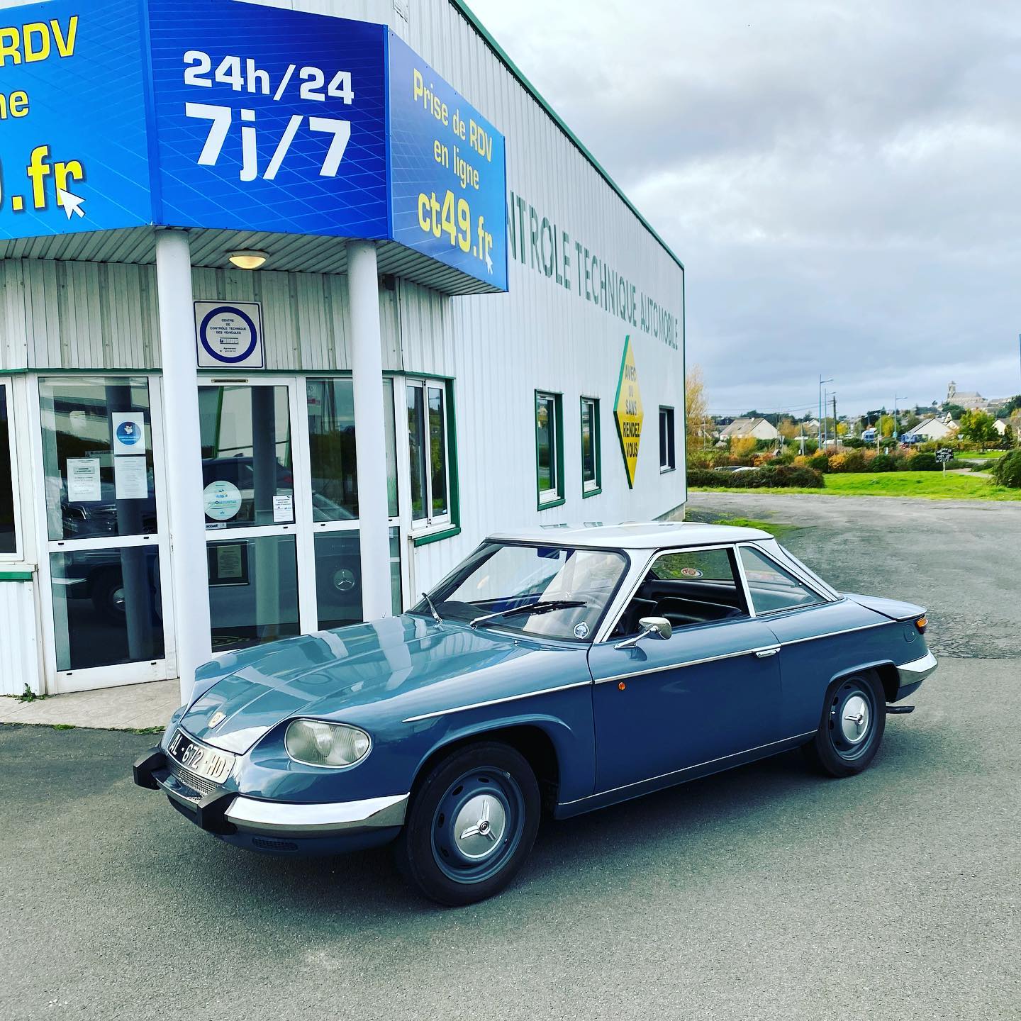 Panhard 24 Vue du côté avant gauche contrôlée au 