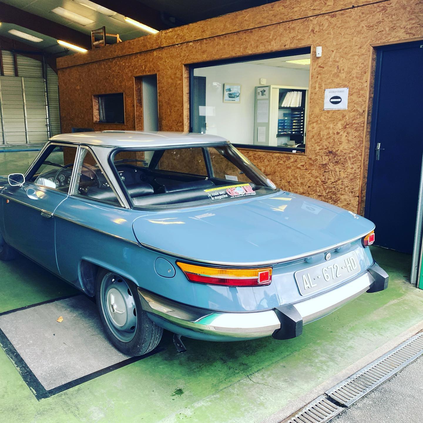 Panhard 24 Vue de côté arrière gauche contrôlée au 