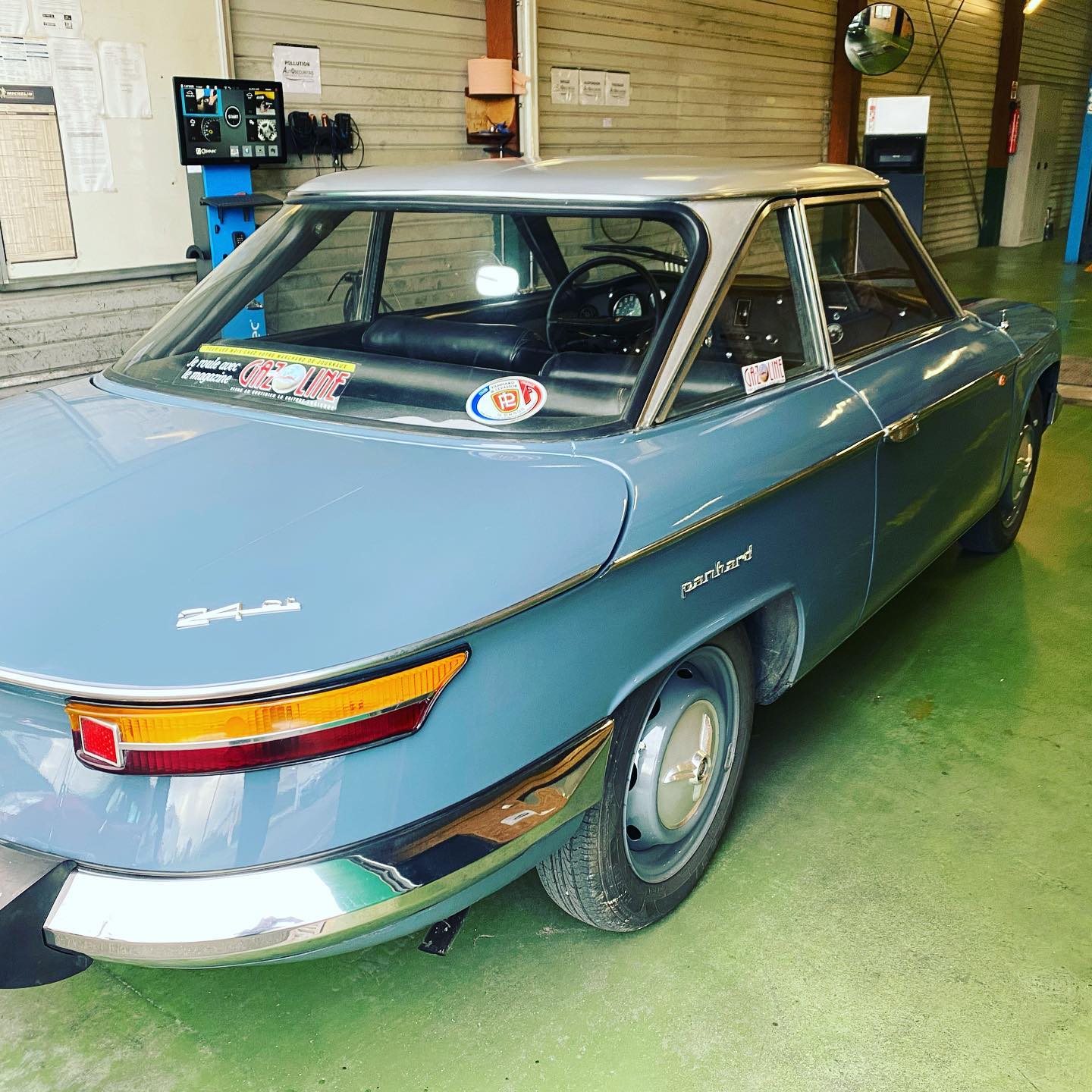 Panhard 24 Vue de côté arrière droit contrôlée au 