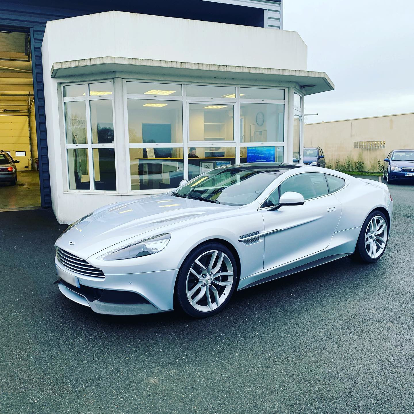 Aston Martin Vanquish Vue avant gauche contrôlée au Votre centre de contrôle technique automobile, camping cars et utilitaires jusqu'à 3.5 T situé dans le centre d'Angers rue Volney. Déposez votre véhicule dans notre parking couvert, rencontrez nos 4 contrôleurs souriants qui vous accueillent depuis plus de dix ans avec ou sans rendez-vous.