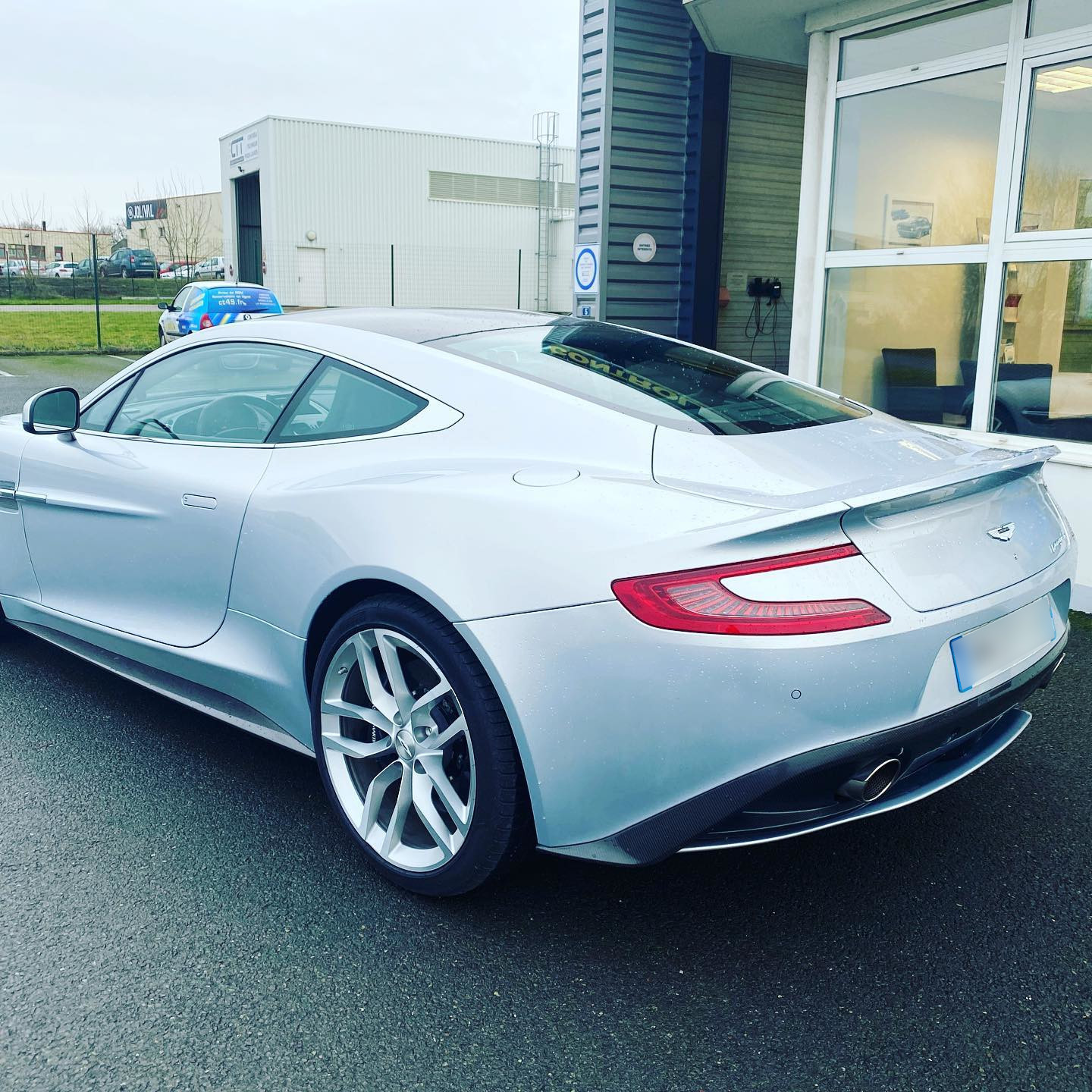 Aston Martin Vanquish Vue arrière gauche contrôlée au Votre centre de contrôle technique automobile, camping cars et utilitaires jusqu'à 3.5 T situé dans le centre d'Angers rue Volney. Déposez votre véhicule dans notre parking couvert, rencontrez nos 4 contrôleurs souriants qui vous accueillent depuis plus de dix ans avec ou sans rendez-vous.