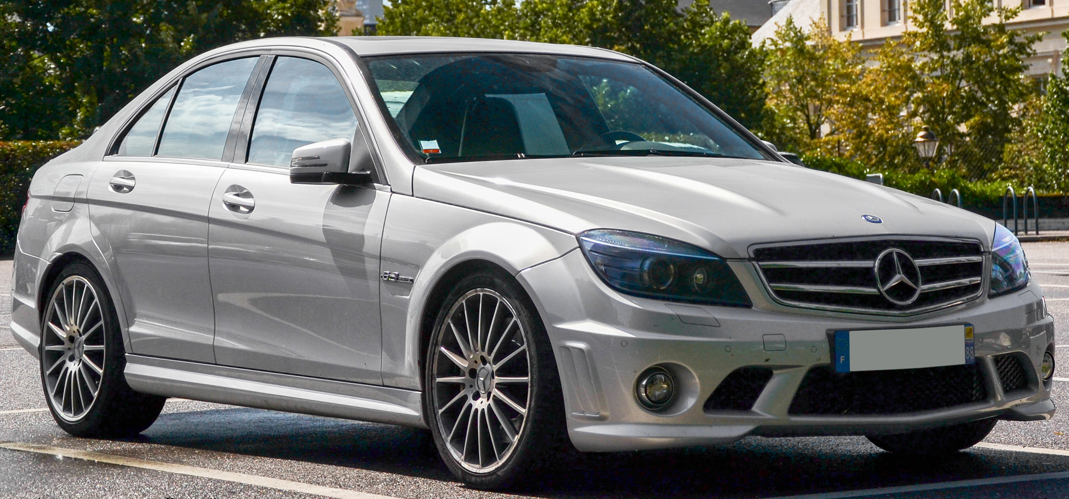 Mercedes AMG Classe C 63 2012 Vue avant droit contrôlée au Votre centre de contrôle technique automobile, camping cars et utilitaires jusqu'à 3.5 T situé dans le centre d'Angers rue Volney. Déposez votre véhicule dans notre parking couvert, rencontrez nos 4 contrôleurs souriants qui vous accueillent depuis plus de dix ans avec ou sans rendez-vous.