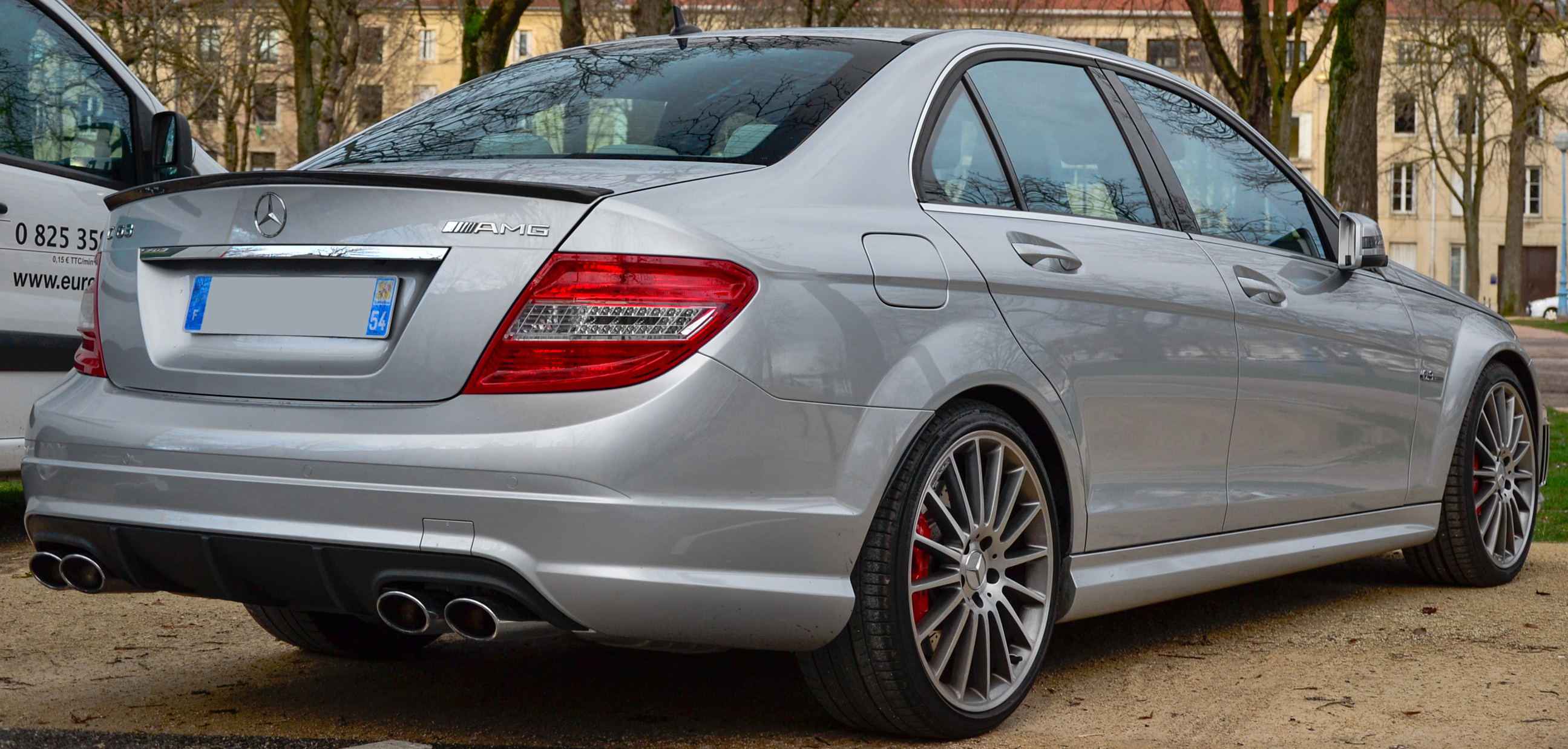 Mercedes AMG Classe C 63 2012 Vue arrière droit contrôlée au Votre centre de contrôle technique automobile, camping cars et utilitaires jusqu'à 3.5 T situé dans le centre d'Angers rue Volney. Déposez votre véhicule dans notre parking couvert, rencontrez nos 4 contrôleurs souriants qui vous accueillent depuis plus de dix ans avec ou sans rendez-vous.