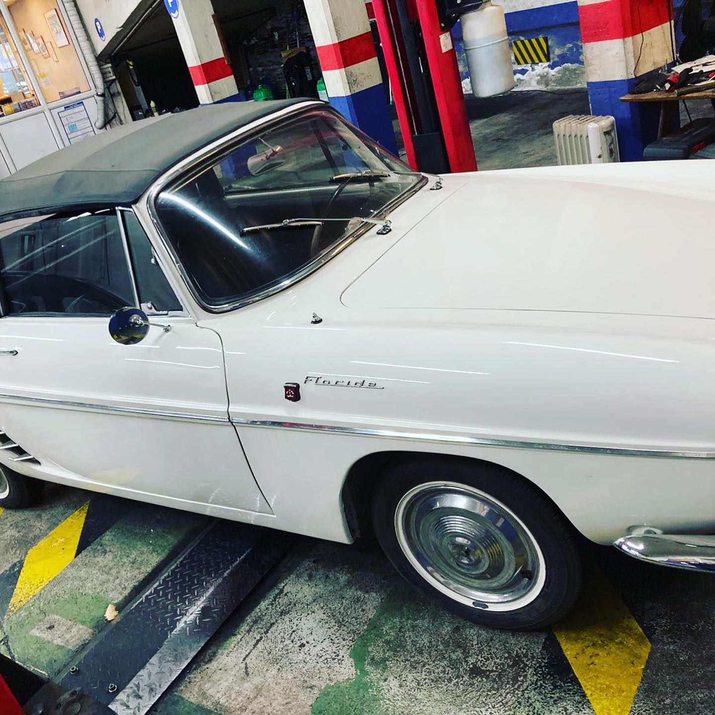 Renault Floride Vue côté avant droit contrôlée au Votre centre de contrôle technique automobile, camping cars et utilitaires jusqu'à 3.5 T situé dans le centre d'Angers rue Volney. Déposez votre véhicule dans notre parking couvert, rencontrez nos 4 contrôleurs souriants qui vous accueillent depuis plus de dix ans avec ou sans rendez-vous.