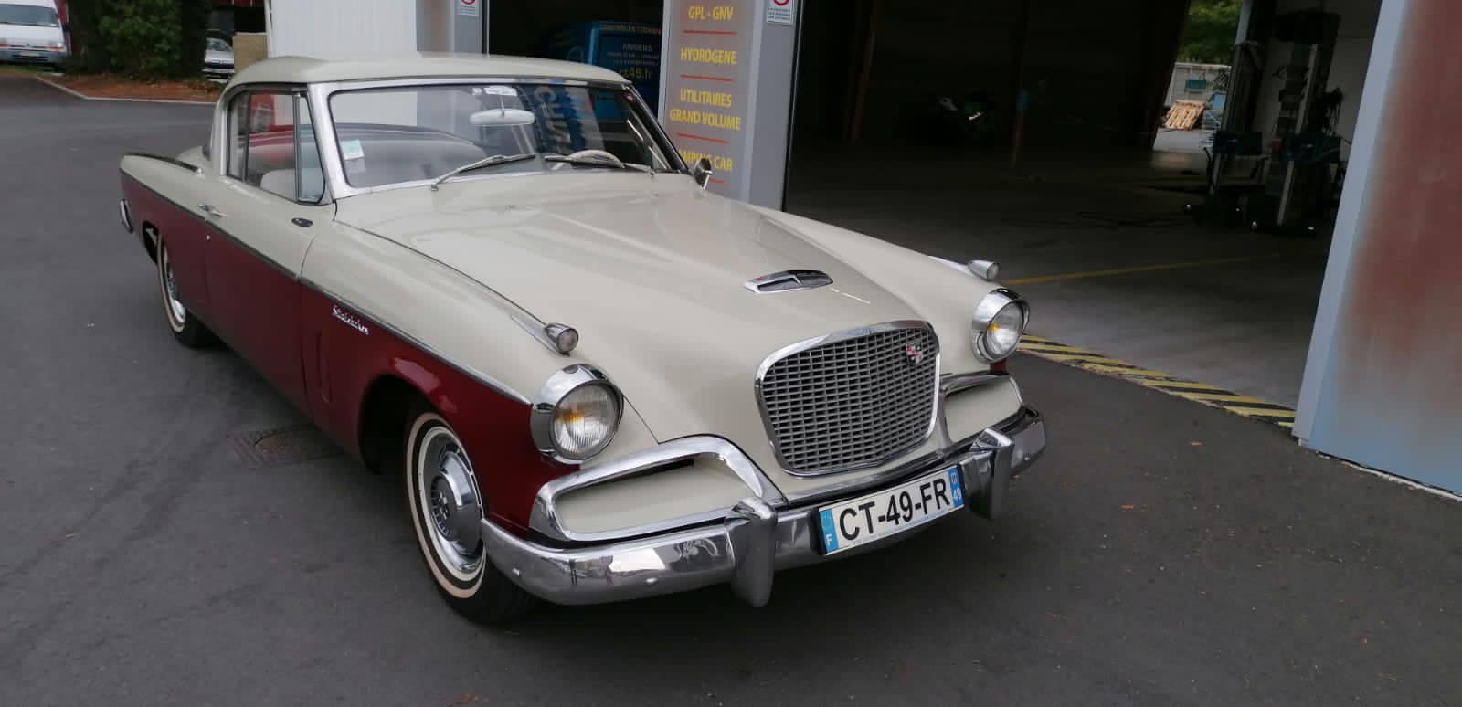 Studebaker de 1957 model silverhawak Vue de devant contrôlée au Votre centre de contrôle technique automobile, camping cars et utilitaires jusqu'à 3.5 T situé dans le centre d'Angers rue Volney. Déposez votre véhicule dans notre parking couvert, rencontrez nos 4 contrôleurs souriants qui vous accueillent depuis plus de dix ans avec ou sans rendez-vous.