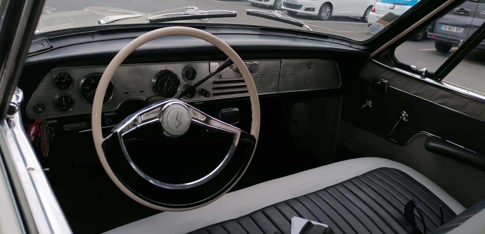 Studebaker de 1957 model silverhawak Vue intérieur contrôlée au Votre centre de contrôle technique automobile, camping cars et utilitaires jusqu'à 3.5 T situé dans le centre d'Angers rue Volney. Déposez votre véhicule dans notre parking couvert, rencontrez nos 4 contrôleurs souriants qui vous accueillent depuis plus de dix ans avec ou sans rendez-vous.