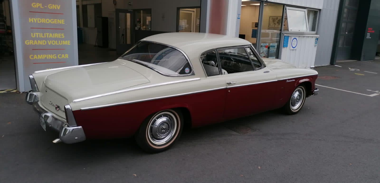 Studebaker de 1957 model silverhawak Vue de côté contrôlée au Votre centre de contrôle technique automobile, camping cars et utilitaires jusqu'à 3.5 T situé dans le centre d'Angers rue Volney. Déposez votre véhicule dans notre parking couvert, rencontrez nos 4 contrôleurs souriants qui vous accueillent depuis plus de dix ans avec ou sans rendez-vous.