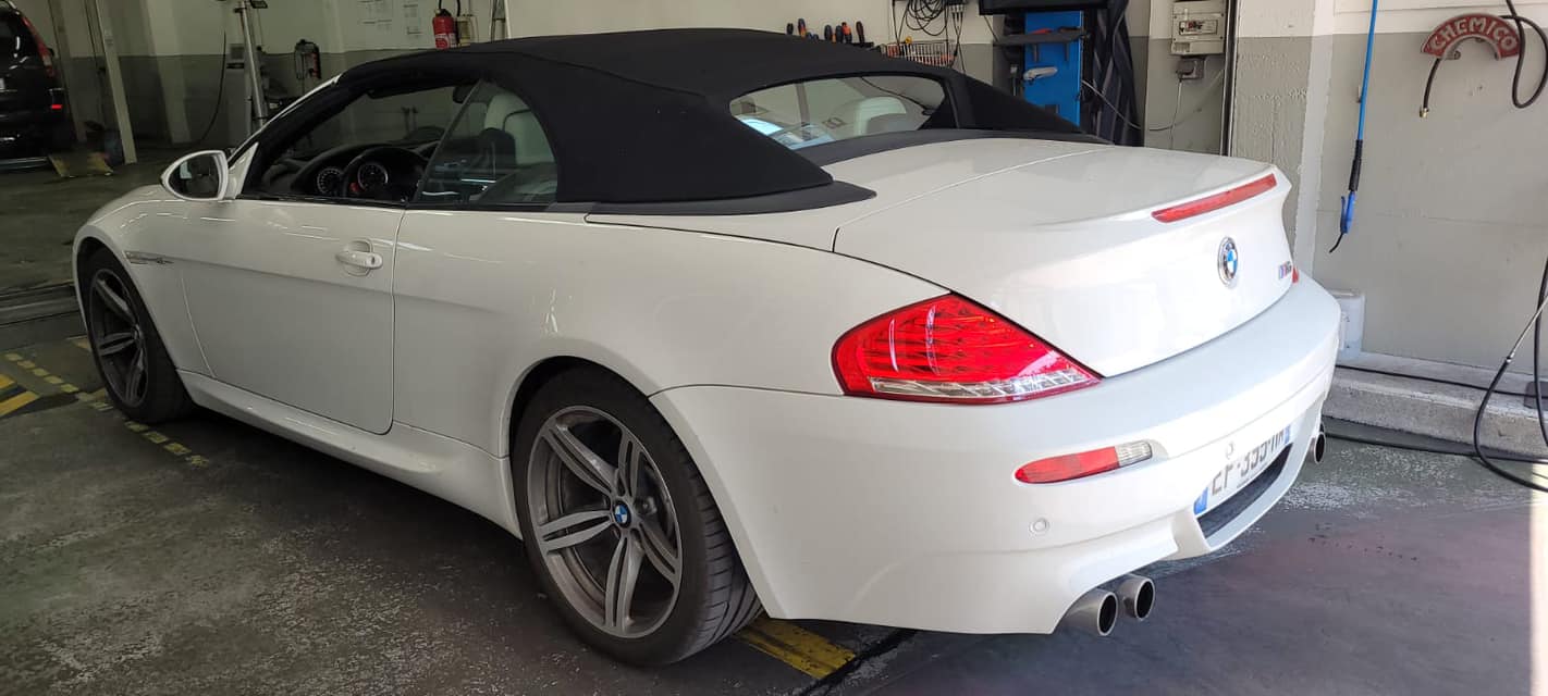 BMW cabriolet M6 V10 Vue de derrière contrôlée au Votre centre de contrôle technique automobile, camping cars et utilitaires jusqu'à 3.5 T situé dans le centre d'Angers rue Volney. Déposez votre véhicule dans notre parking couvert, rencontrez nos 4 contrôleurs souriants qui vous accueillent depuis plus de dix ans avec ou sans rendez-vous.