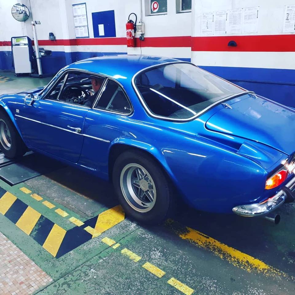 Alpine A110 Berlinette Vue de dos contrôlée au Votre centre de contrôle technique automobile, camping cars et utilitaires jusqu'à 3.5 T situé dans le centre d'Angers rue Volney. Déposez votre véhicule dans notre parking couvert, rencontrez nos 4 contrôleurs souriants qui vous accueillent depuis plus de dix ans avec ou sans rendez-vous.