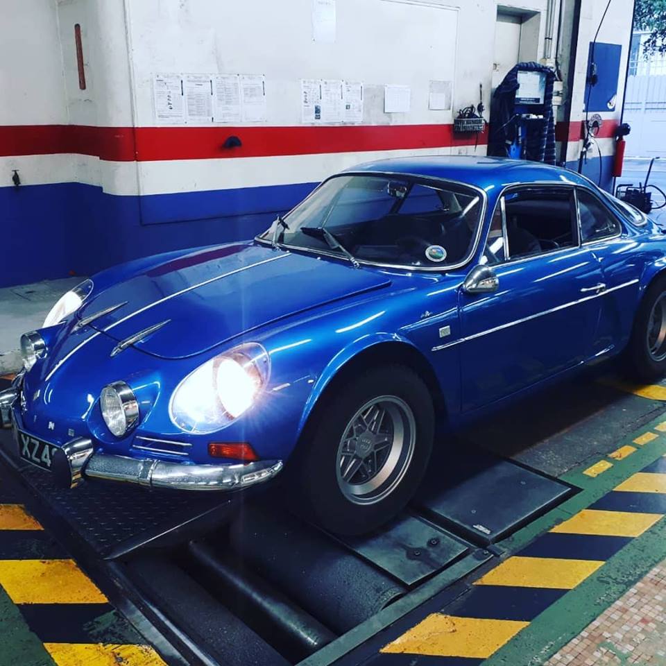 Alpine A110 Berlinette Vue de profil contrôlée au Votre centre de contrôle technique automobile, camping cars et utilitaires jusqu'à 3.5 T situé dans le centre d'Angers rue Volney. Déposez votre véhicule dans notre parking couvert, rencontrez nos 4 contrôleurs souriants qui vous accueillent depuis plus de dix ans avec ou sans rendez-vous.