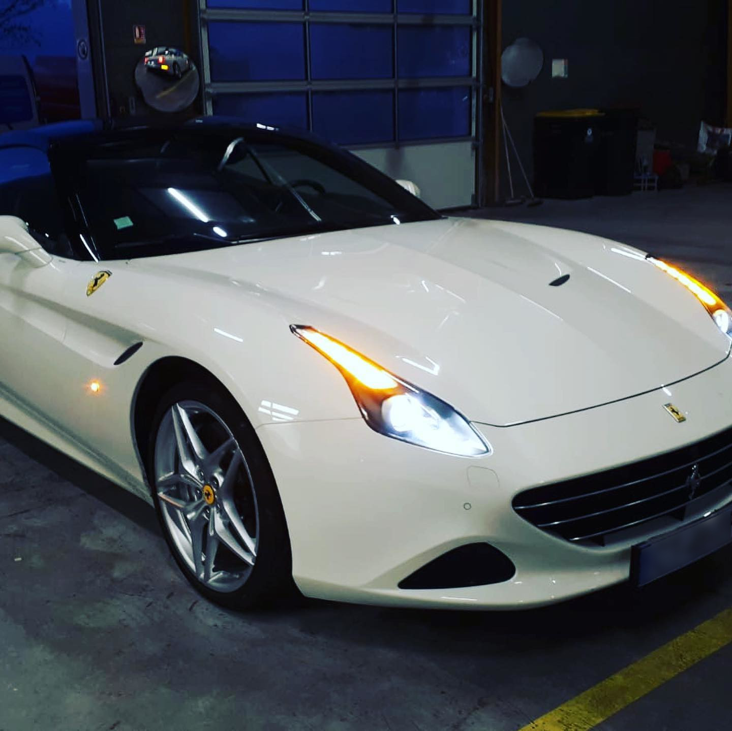 Ferrari California 2014 Vue du côté avant droit contrôlée au Votre centre de contrôle technique automobile, camping cars et utilitaires jusqu'à 3.5 T à Angers, quartier du Carré d'Orgemont, 2 rue du petit damiette.<br>Accueil, explications et services de qualité. Parking et salle d'attente. Réservation en ligne immédiate sans CB.