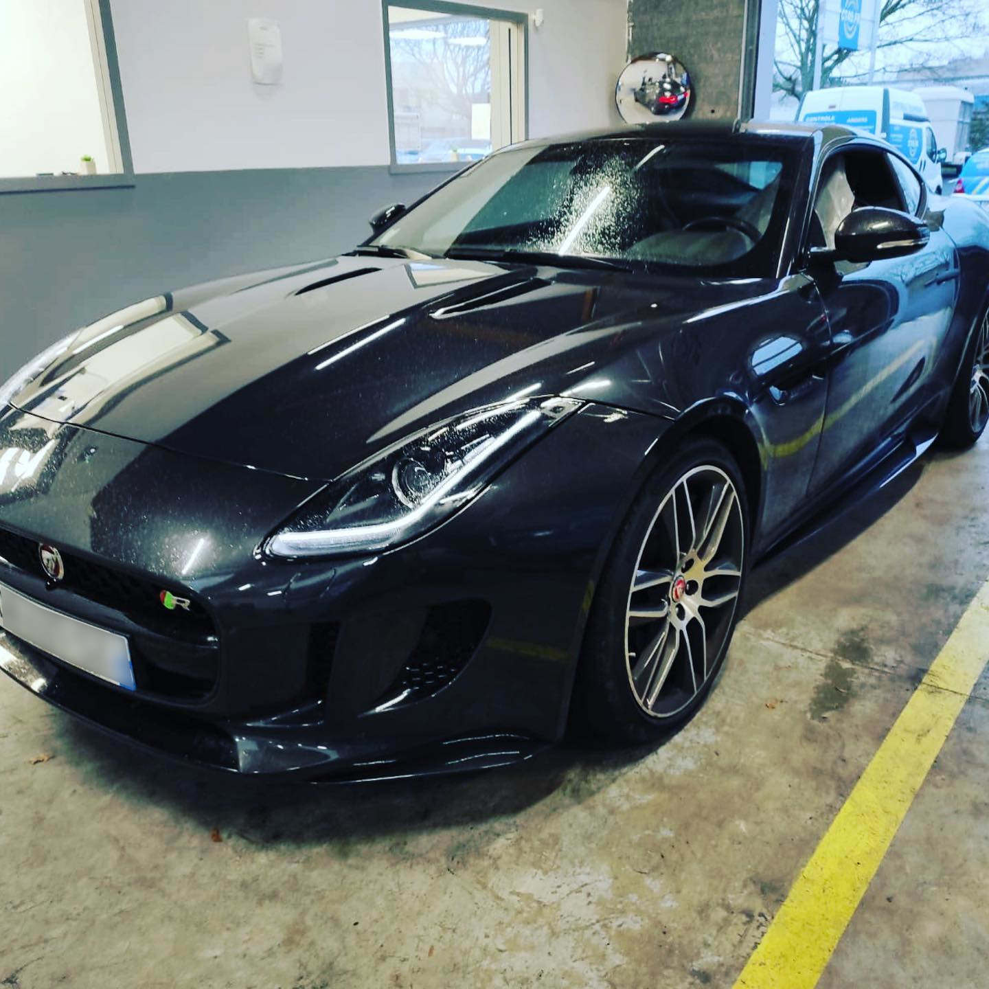 Jaguar F-Type R Vue du côté avant gauche contrôlée au Votre centre de contrôle technique automobile, camping cars et utilitaires jusqu'à 3.5 T situé dans le centre d'Angers rue Volney. Déposez votre véhicule dans notre parking couvert, rencontrez nos 4 contrôleurs souriants qui vous accueillent depuis plus de dix ans avec ou sans rendez-vous.