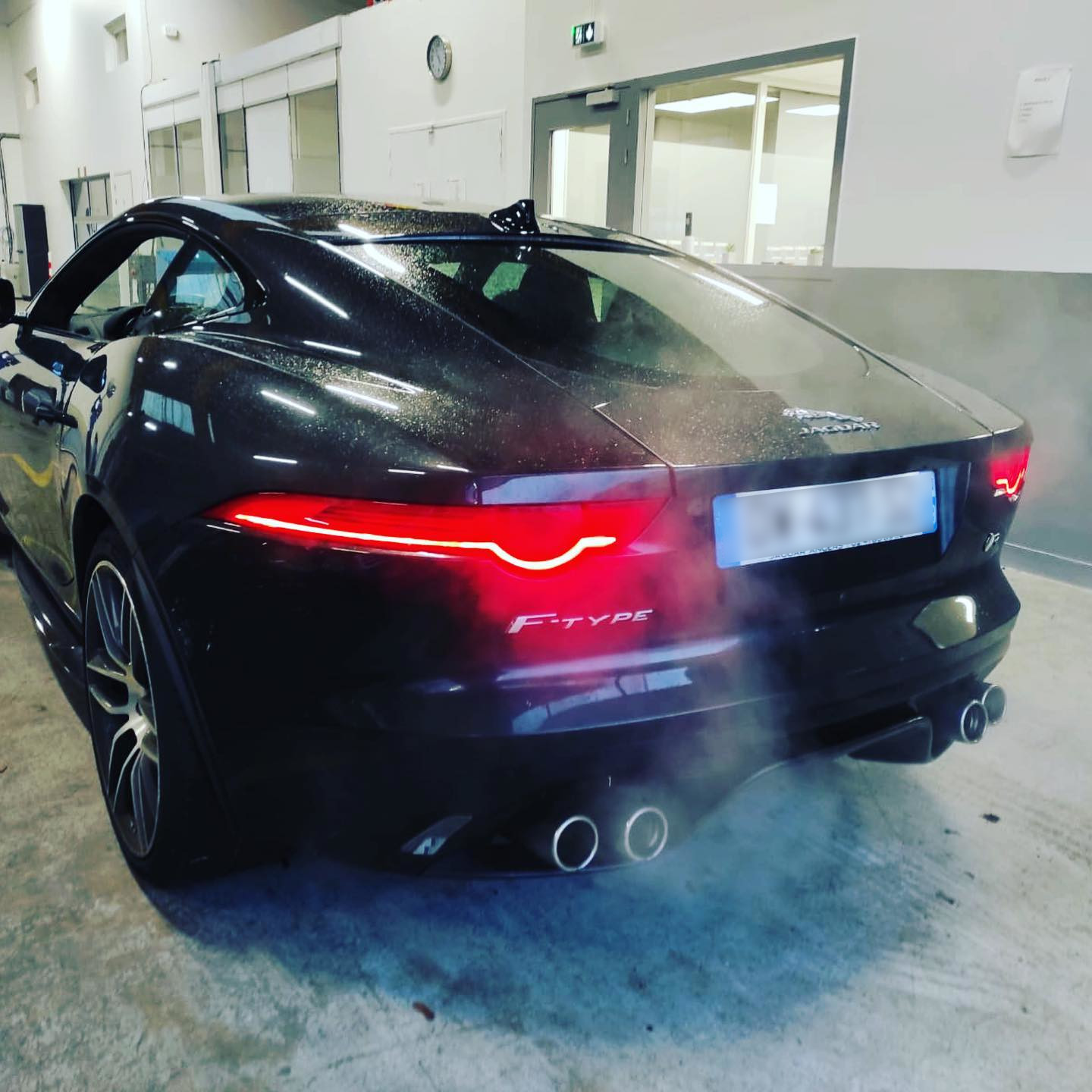 Jaguar F-Type R Vue côté arrière gauche contrôlée au Votre centre de contrôle technique automobile, camping cars et utilitaires jusqu'à 3.5 T situé dans le centre d'Angers rue Volney. Déposez votre véhicule dans notre parking couvert, rencontrez nos 4 contrôleurs souriants qui vous accueillent depuis plus de dix ans avec ou sans rendez-vous.