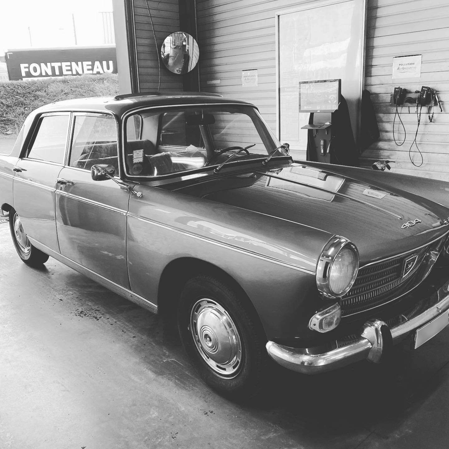 Peugeot 404 Vue du côté avant droit contrôlée au 