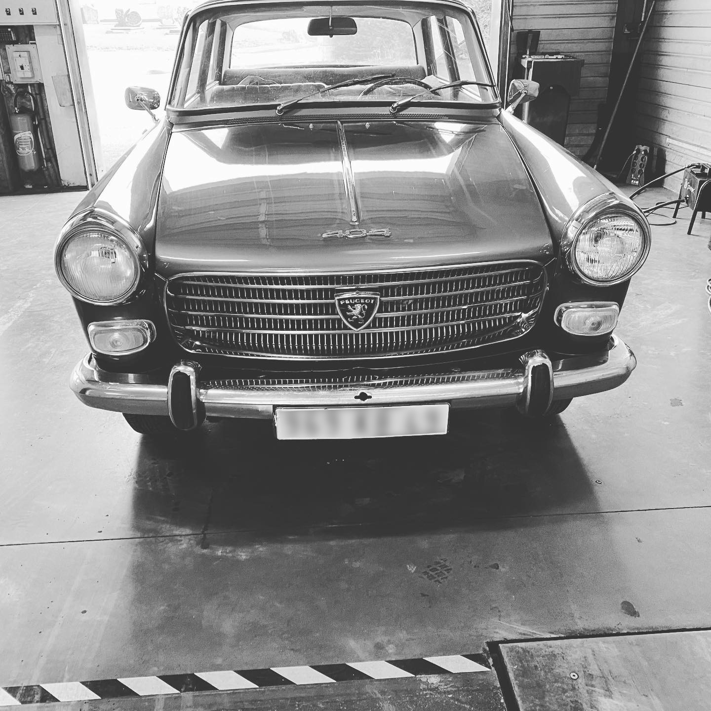 Peugeot 404 Vue de face contrôlée au 