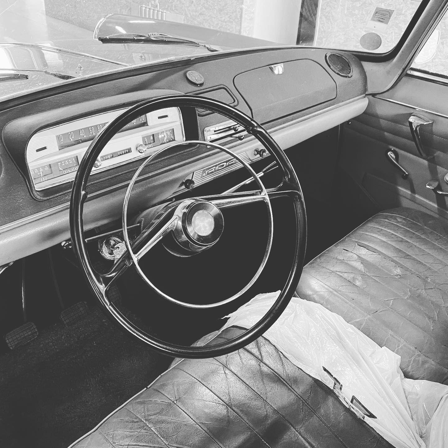 Peugeot 404 Vue d'intérieur contrôlée au 