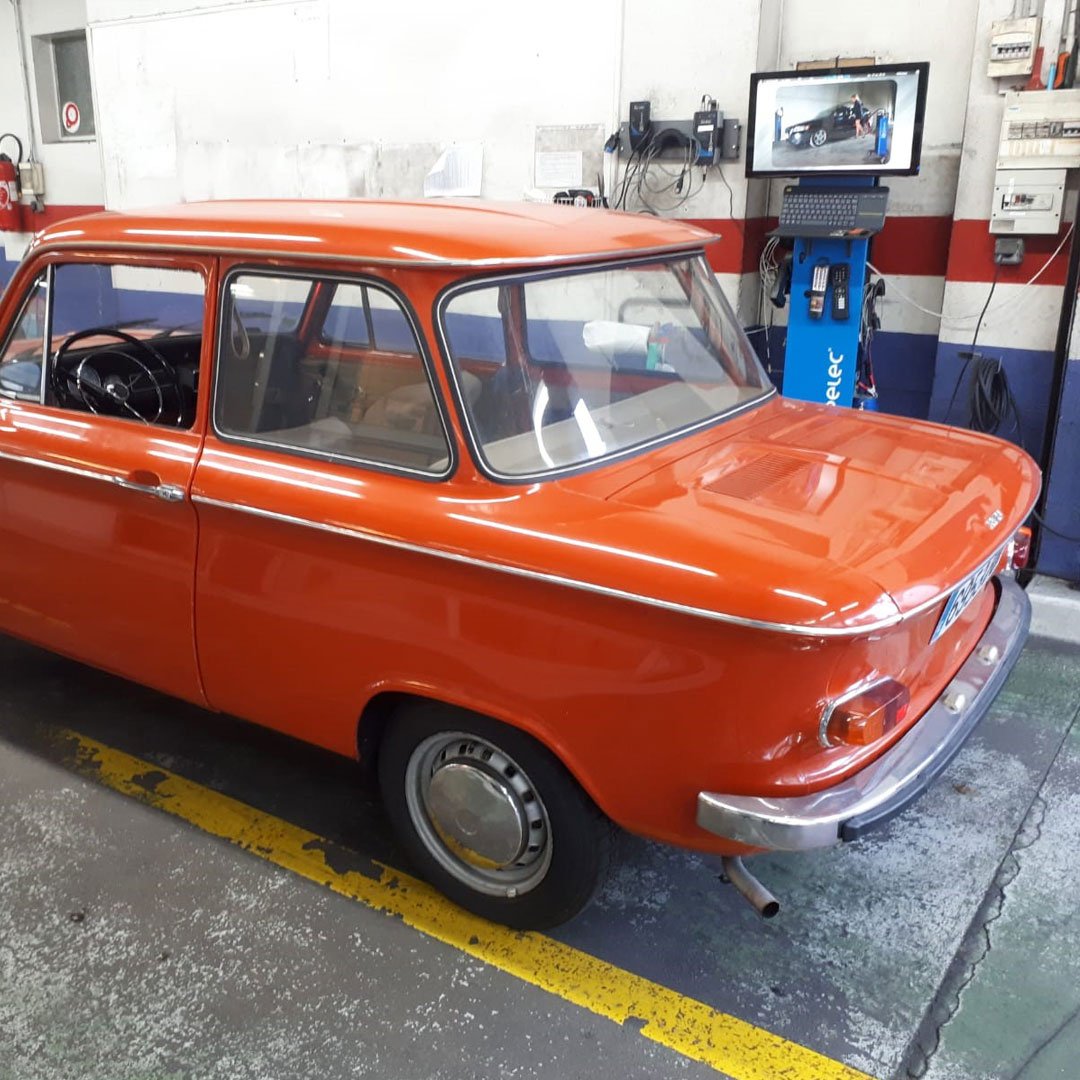 Nsu Prinz 4L de 1971 Vue arrière contrôlée au Votre centre de contrôle technique automobile, camping cars et utilitaires jusqu'à 3.5 T situé dans le centre d'Angers rue Volney. Déposez votre véhicule dans notre parking couvert, rencontrez nos 4 contrôleurs souriants qui vous accueillent depuis plus de dix ans avec ou sans rendez-vous.