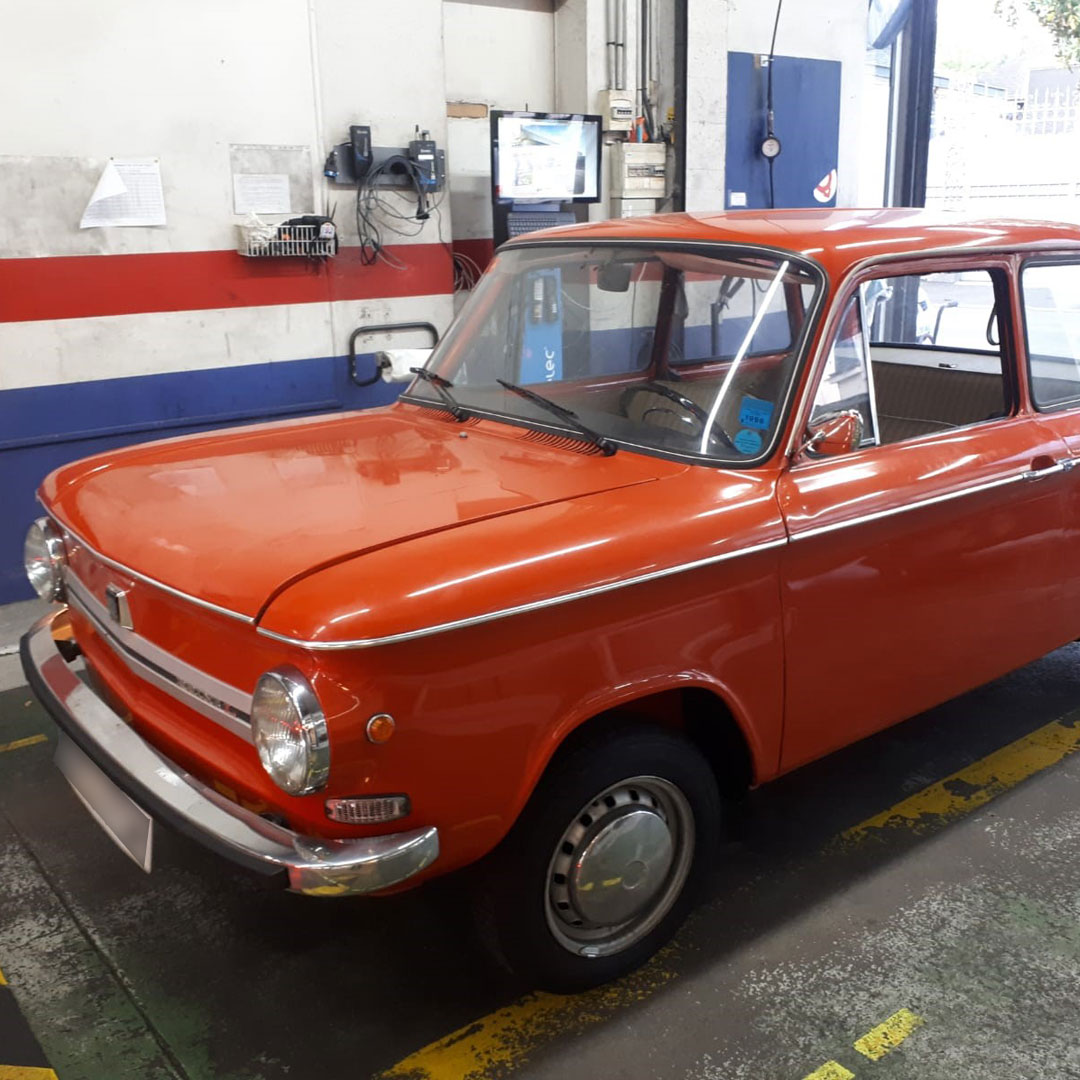 Nsu Prinz 4L de 1971 Vue face contrôlée au Votre centre de contrôle technique automobile, camping cars et utilitaires jusqu'à 3.5 T situé dans le centre d'Angers rue Volney. Déposez votre véhicule dans notre parking couvert, rencontrez nos 4 contrôleurs souriants qui vous accueillent depuis plus de dix ans avec ou sans rendez-vous.