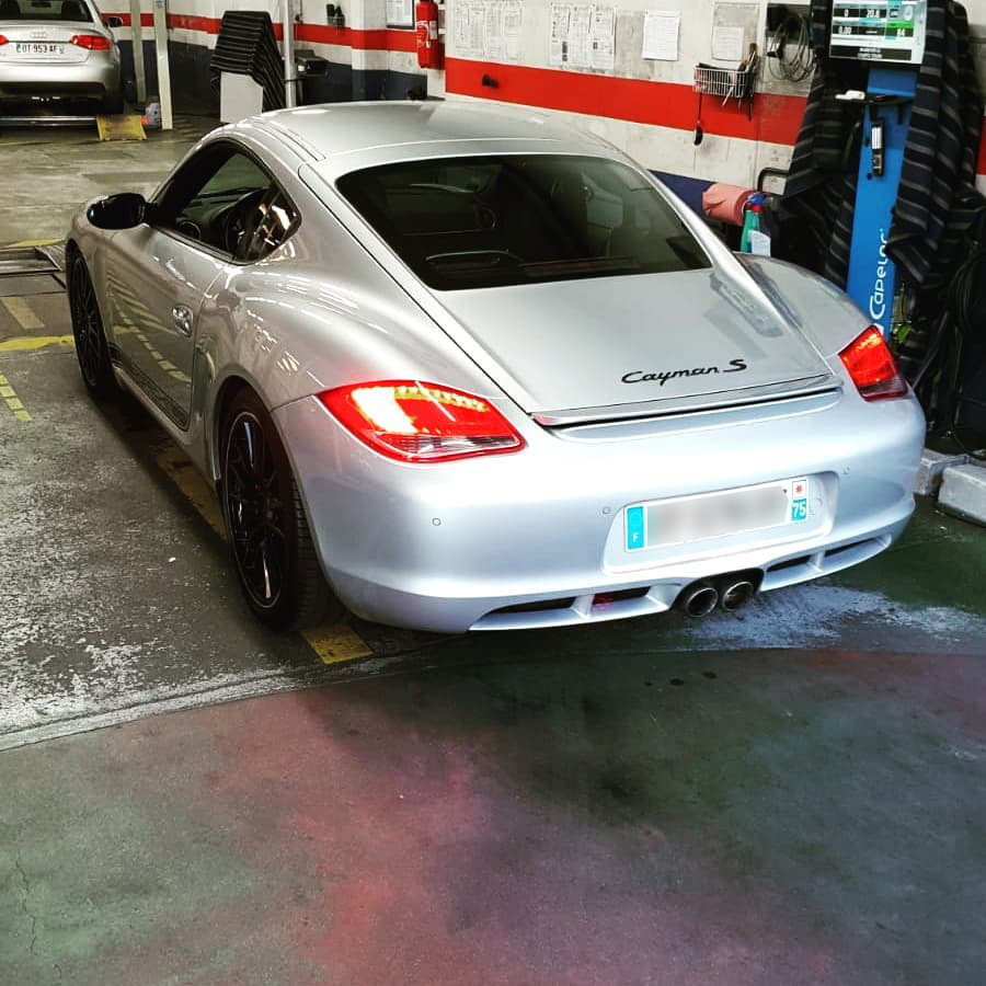 Porsche Cayman Vue de dos contrôlée au Votre centre de contrôle technique automobile, camping cars et utilitaires jusqu'à 3.5 T situé dans le centre d'Angers rue Volney. Déposez votre véhicule dans notre parking couvert, rencontrez nos 4 contrôleurs souriants qui vous accueillent depuis plus de dix ans avec ou sans rendez-vous.