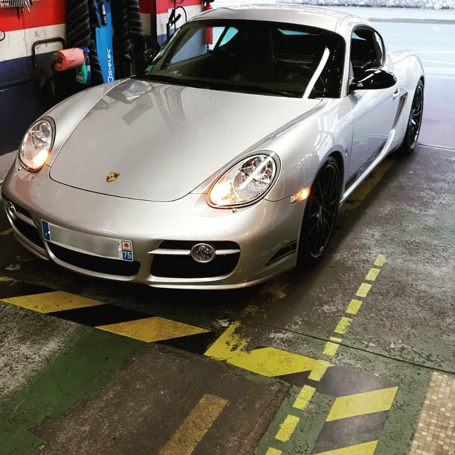 Porsche Cayman Vue de face contrôlée au Votre centre de contrôle technique automobile, camping cars et utilitaires jusqu'à 3.5 T situé dans le centre d'Angers rue Volney. Déposez votre véhicule dans notre parking couvert, rencontrez nos 4 contrôleurs souriants qui vous accueillent depuis plus de dix ans avec ou sans rendez-vous.