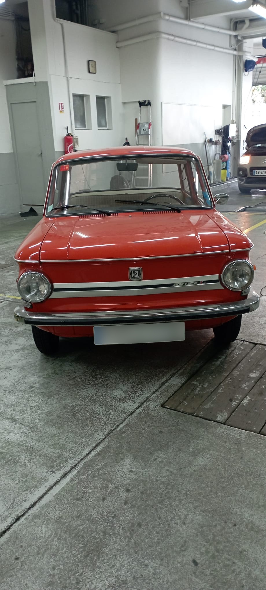 NSU 1971 Vue Avant contrôlée au Votre centre de contrôle technique automobile, camping cars et utilitaires jusqu'à 3.5 T situé dans le centre d'Angers rue Volney. Déposez votre véhicule dans notre parking couvert, rencontrez nos 4 contrôleurs souriants qui vous accueillent depuis plus de dix ans avec ou sans rendez-vous.