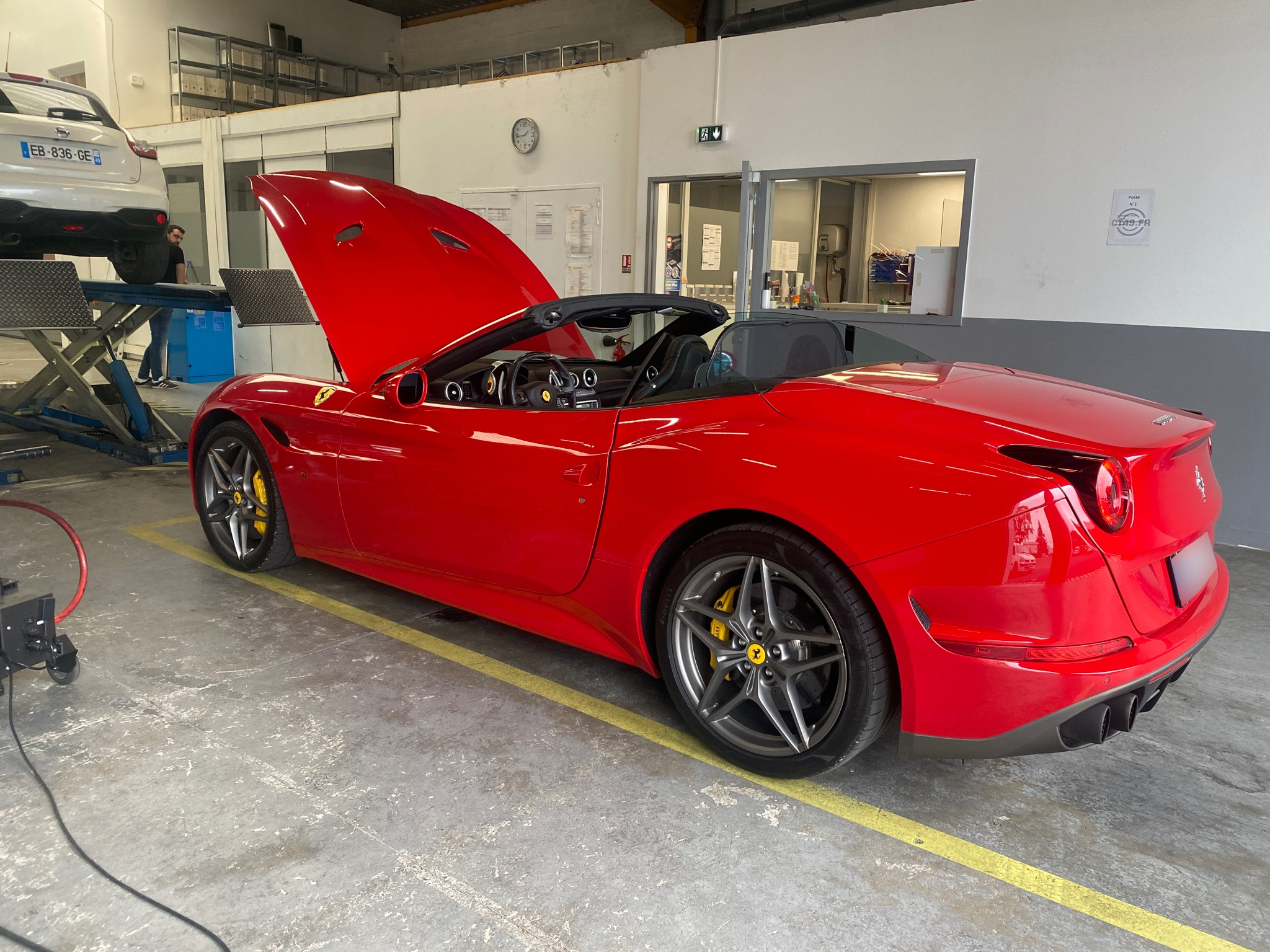 Ferrari California T Vue latérale/arrière contrôlée au Votre centre de contrôle technique automobile, camping cars et utilitaires jusqu'à 3.5 T situé dans le centre d'Angers rue Volney. Déposez votre véhicule dans notre parking couvert, rencontrez nos 4 contrôleurs souriants qui vous accueillent depuis plus de dix ans avec ou sans rendez-vous.