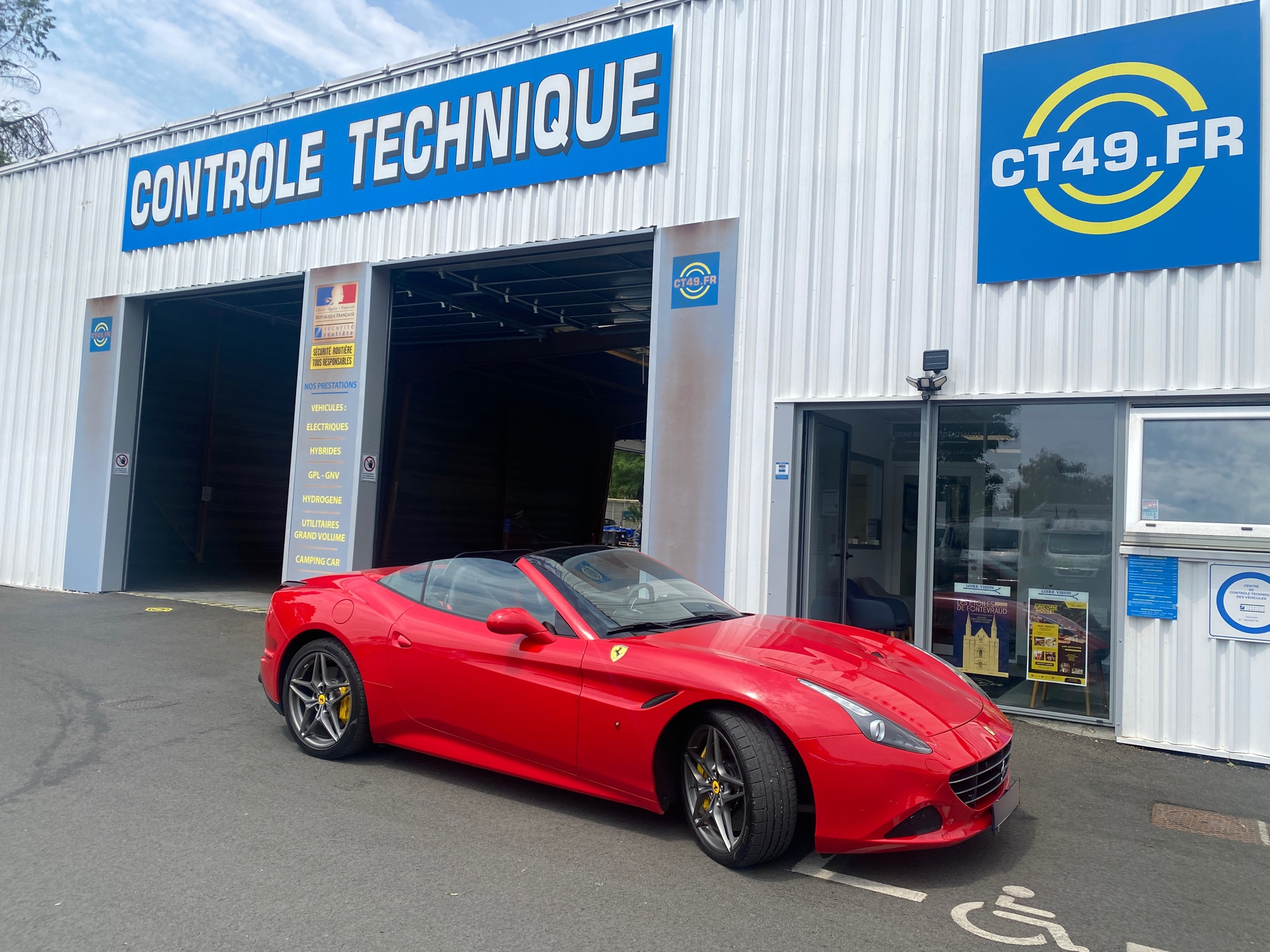 Ferrari California T Vue latérale contrôlée au Votre centre de contrôle technique automobile, camping cars et utilitaires jusqu'à 3.5 T situé dans le centre d'Angers rue Volney. Déposez votre véhicule dans notre parking couvert, rencontrez nos 4 contrôleurs souriants qui vous accueillent depuis plus de dix ans avec ou sans rendez-vous.