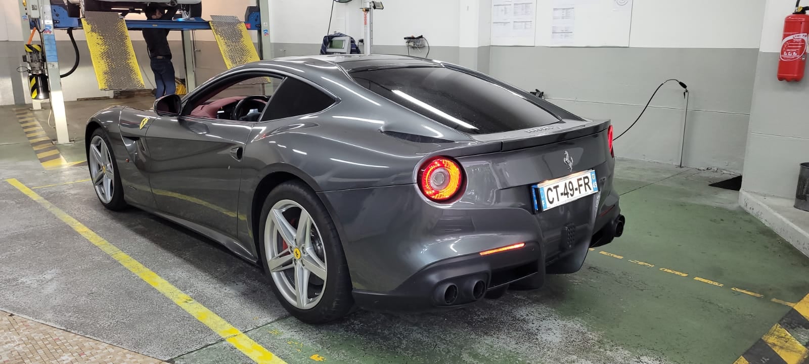 Ferrari F12 Berlinetta 2013 Vue arrière contrôlée au Votre centre de contrôle technique automobile, camping cars et utilitaires jusqu'à 3.5 T situé dans le centre d'Angers rue Volney. Déposez votre véhicule dans notre parking couvert, rencontrez nos 4 contrôleurs souriants qui vous accueillent depuis plus de dix ans avec ou sans rendez-vous.