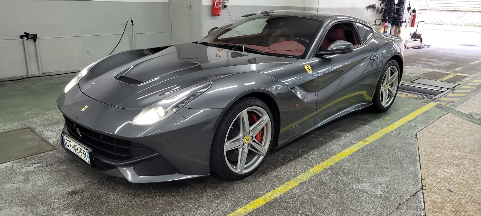 Ferrari F12 Berlinetta 2013 Vue avant contrôlée au Votre centre de contrôle technique automobile, camping cars et utilitaires jusqu'à 3.5 T situé dans le centre d'Angers rue Volney. Déposez votre véhicule dans notre parking couvert, rencontrez nos 4 contrôleurs souriants qui vous accueillent depuis plus de dix ans avec ou sans rendez-vous.